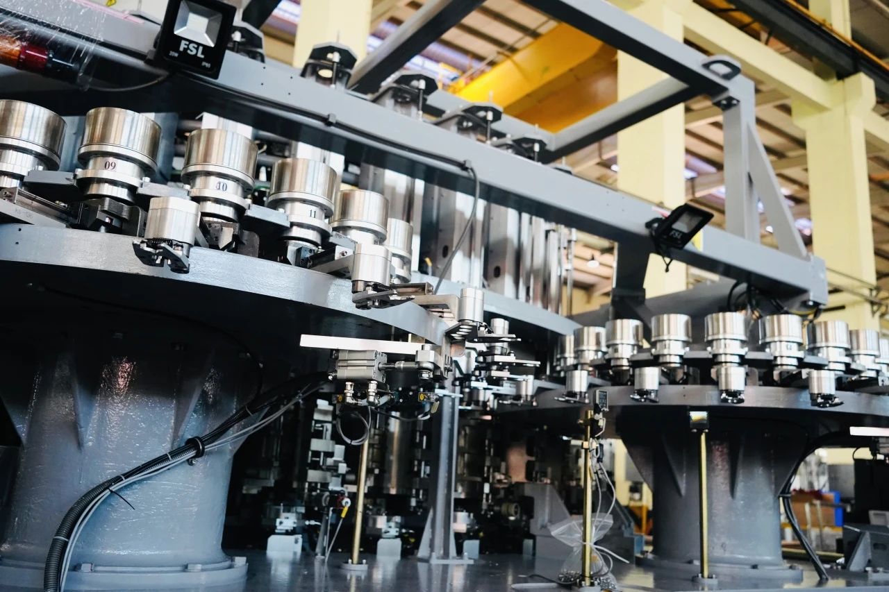 里程碑时刻！555000a公海会员中心引领亚洲首台自制72000BPH高速吹贴灌旋